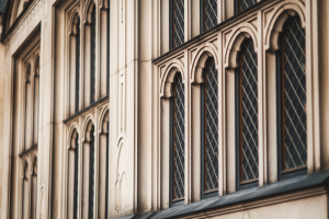 Fenêtres à Meneaux : Tout Savoir sur ces Éléments Architecturaux Élégants