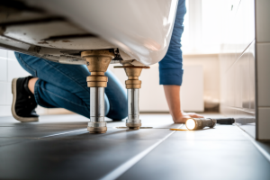 Fuite Sous la Baignoire : Comment Détecter et Réparer Rapidement