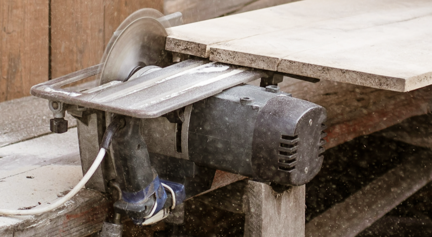 Scie circulaire sur table
