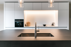 cuisine-moderne-ilot-suspensions-minimaliste