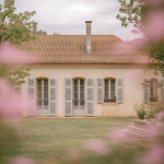 maison-francaise-facade-jardin-flou