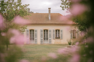 maison-francaise-facade-jardin-flou