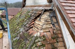 Après la grêle, ce couvreur du 91 est venu sauver des toitures en urgence
