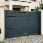 Quelles solutions pour nettoyer la mousse et le lichen sur un portail ?