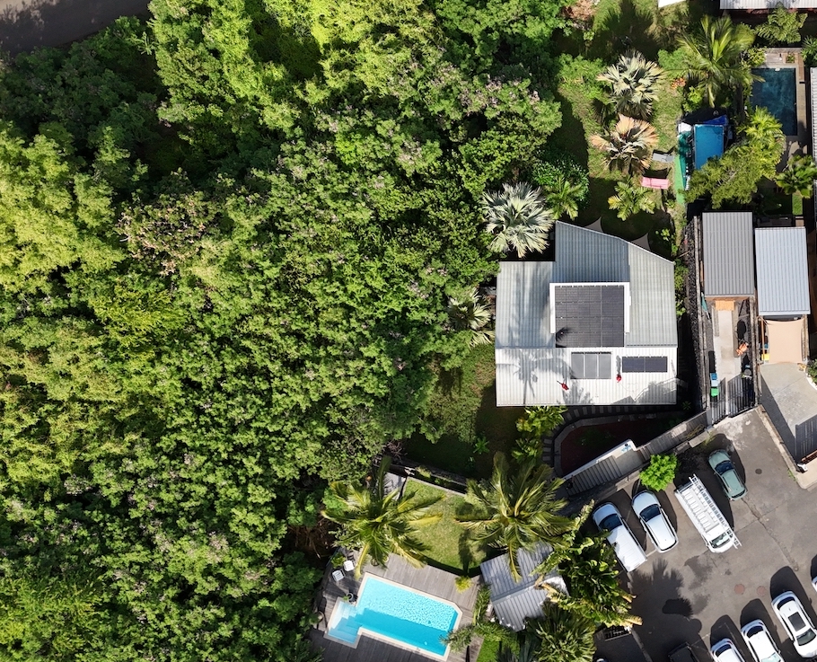 Rénovation de toiture avec installation de panneaux photovoltaïques sur une maison à La Réunion