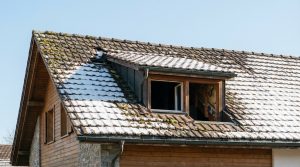 Comment savoir si votre toiture doit être rénovée avant l’hiver ?