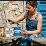 Quelle peinture choisir pour rénover portail, salon de jardin et volets