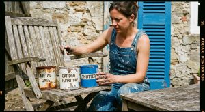 Quelle peinture choisir pour rénover portail, salon de jardin et volets