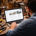 personne-ordinateur-outils-bricolage-table