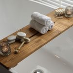 Un pont de baignoire en bois : fausse bonne idée en milieu humide, ou vrai bon choix ?