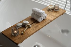Un pont de baignoire en bois : fausse bonne idée en milieu humide, ou vrai bon choix ?
