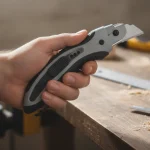 Comment choisir un cutter ergonomique pour réduire les douleurs au poignet en atelier